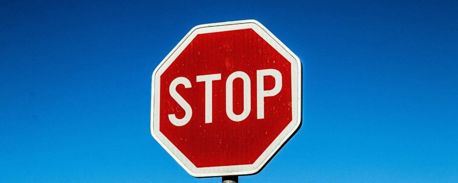 Stop-Schild vor blauem Himmel.